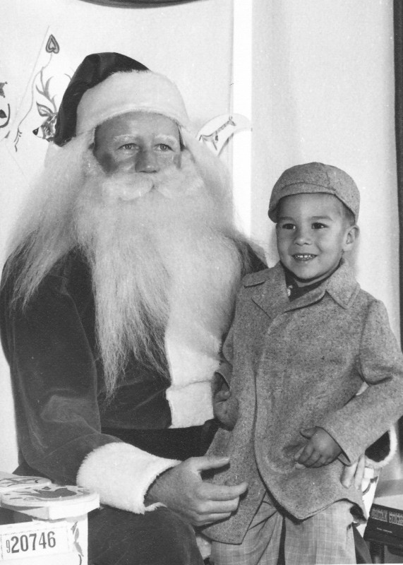 Untitled-7.jpg - It was probably about 1954-55 (4-5 years old) when I sat on this Santas lap.